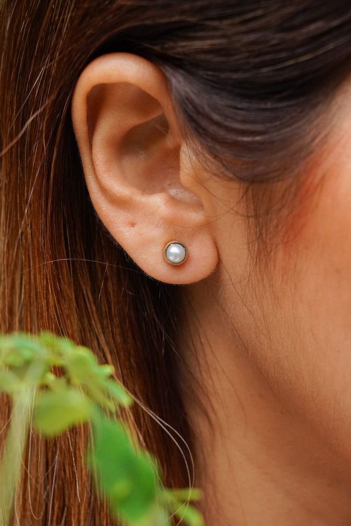 Hide and seek pearl brass earrings