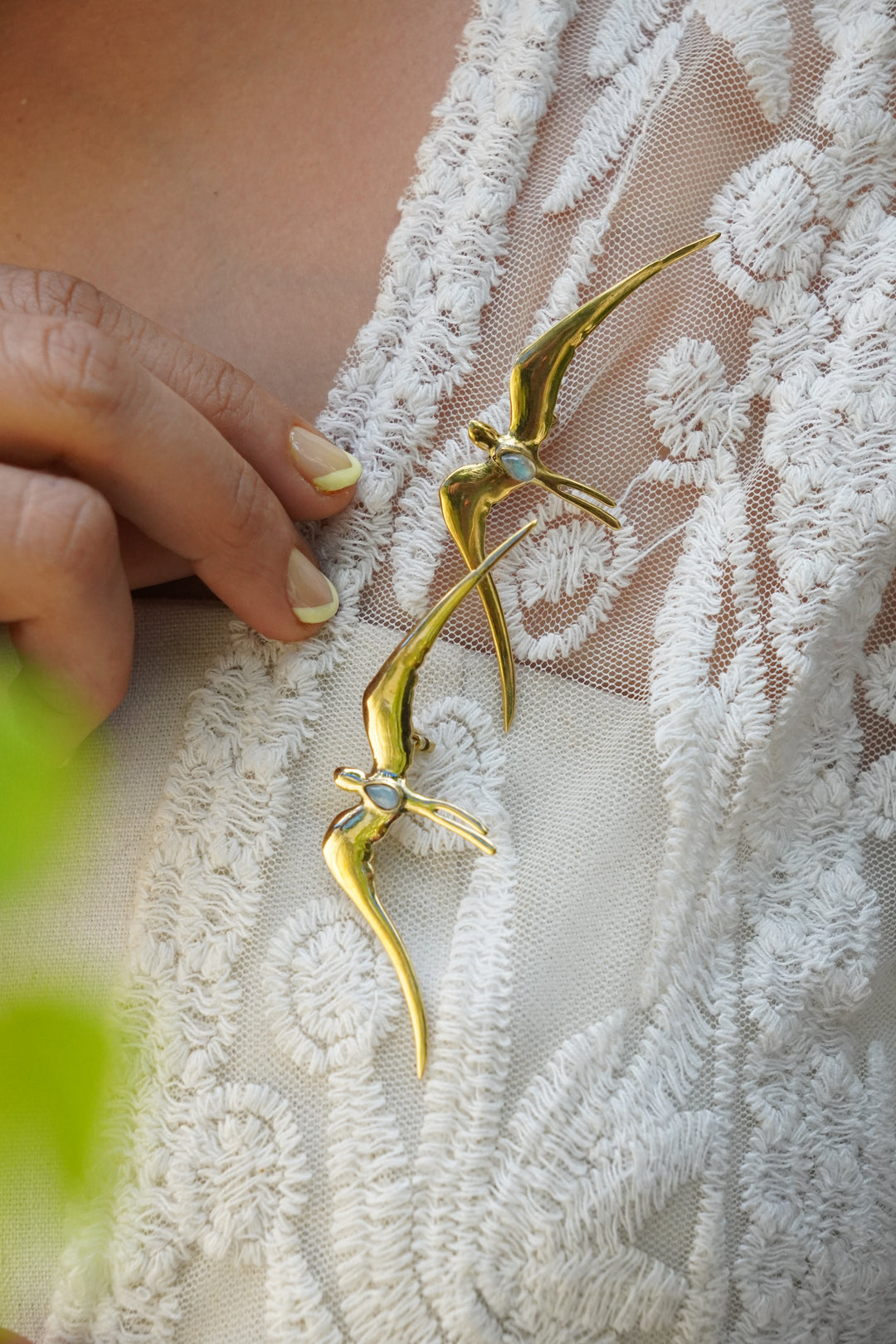 Aazaad parindey brooch pin