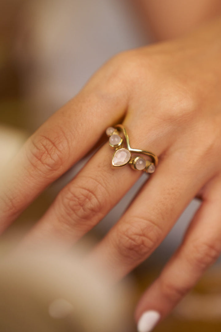 Moonstone vanki ring adjustable. Size 6-8 .