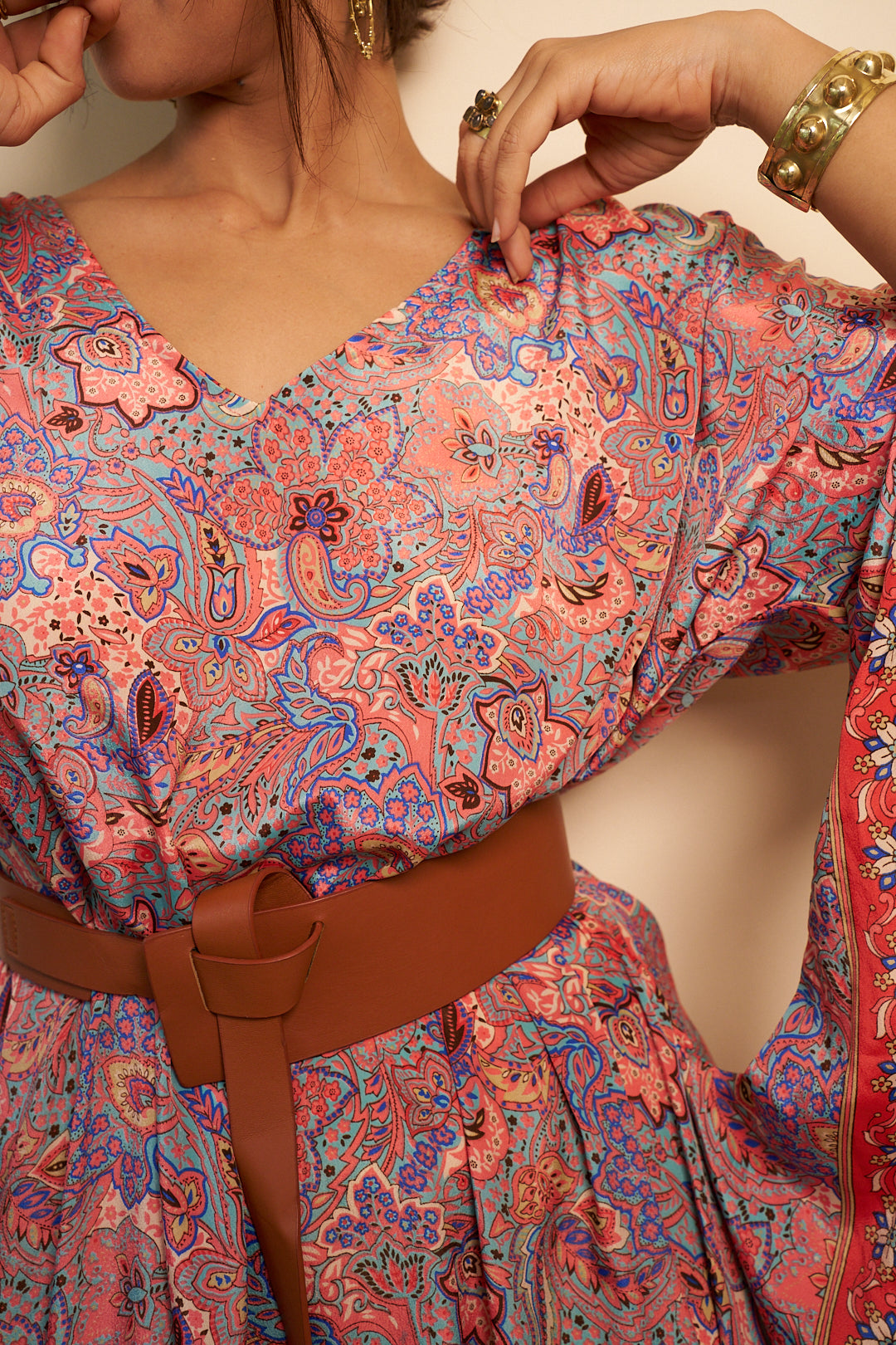 Haya kaftan in Viscose silk with belt.