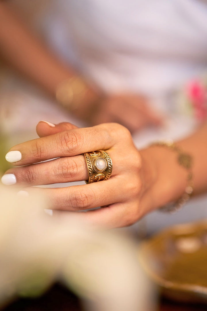 Moonstone chaand ring- size 7-9