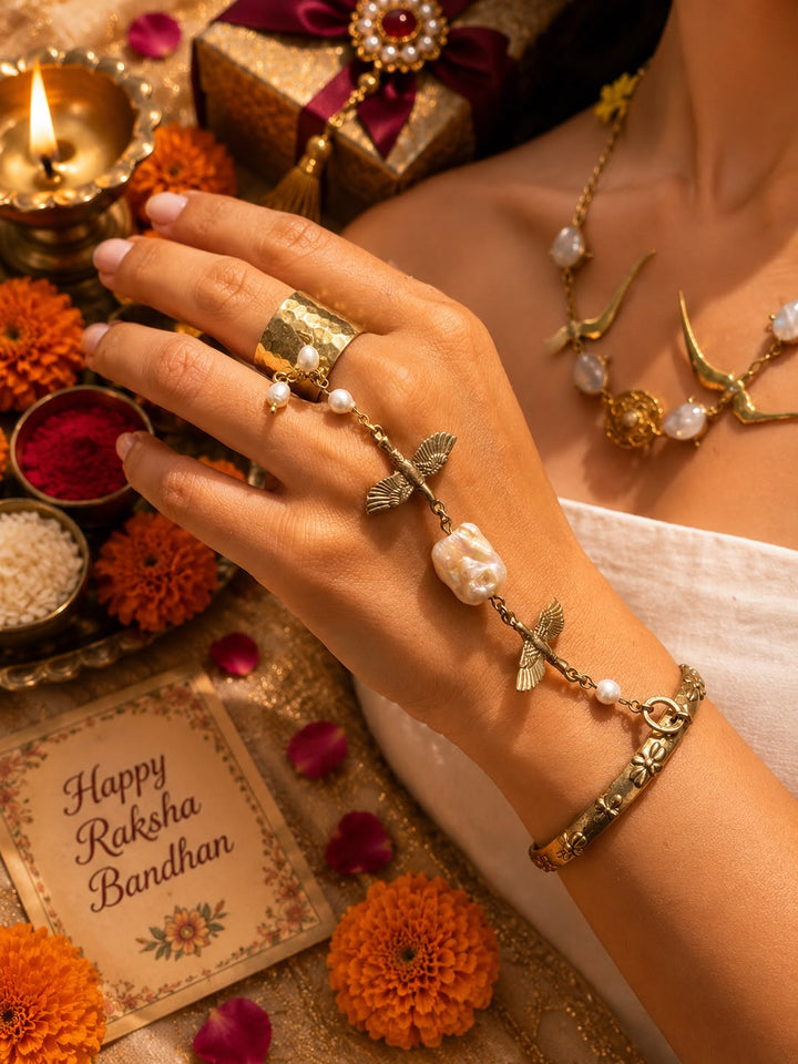 Aazaad parindey Lumba Rakhi With Rice, Haldi & Kum Kum Dibbi gift pack