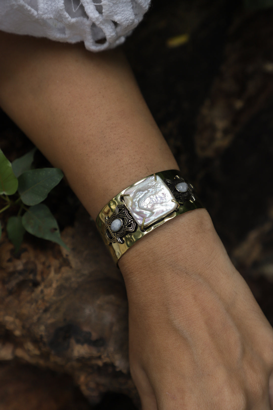 Royal Aurora hand cuff