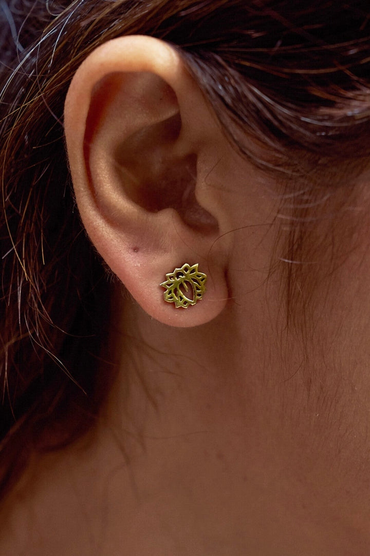 Lotus studs