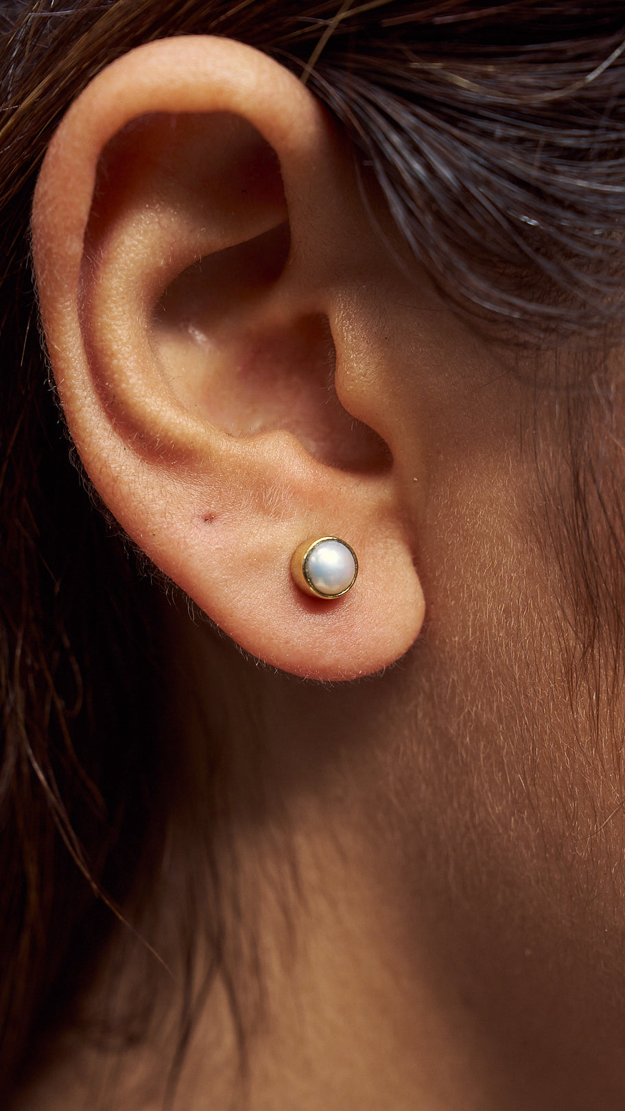 Hide and seek pearl earrings