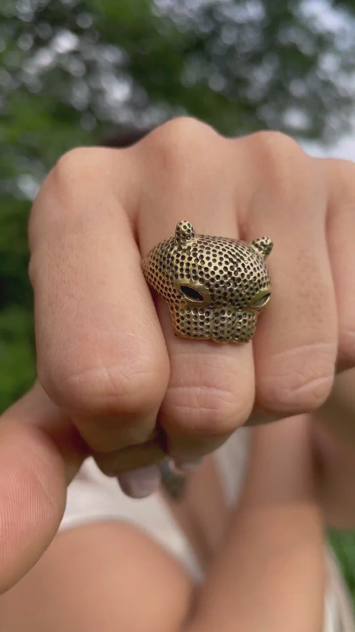 Leopard adjustable ring.